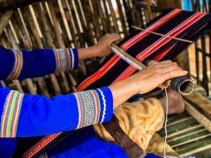 Dệt thổ cẩm truyền thống tại chợ Phiên Măng Đen