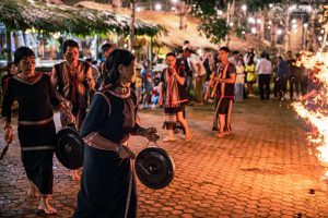 nghệ thuật của đồng bào các dân tộc bản địa múa cồng chiêng