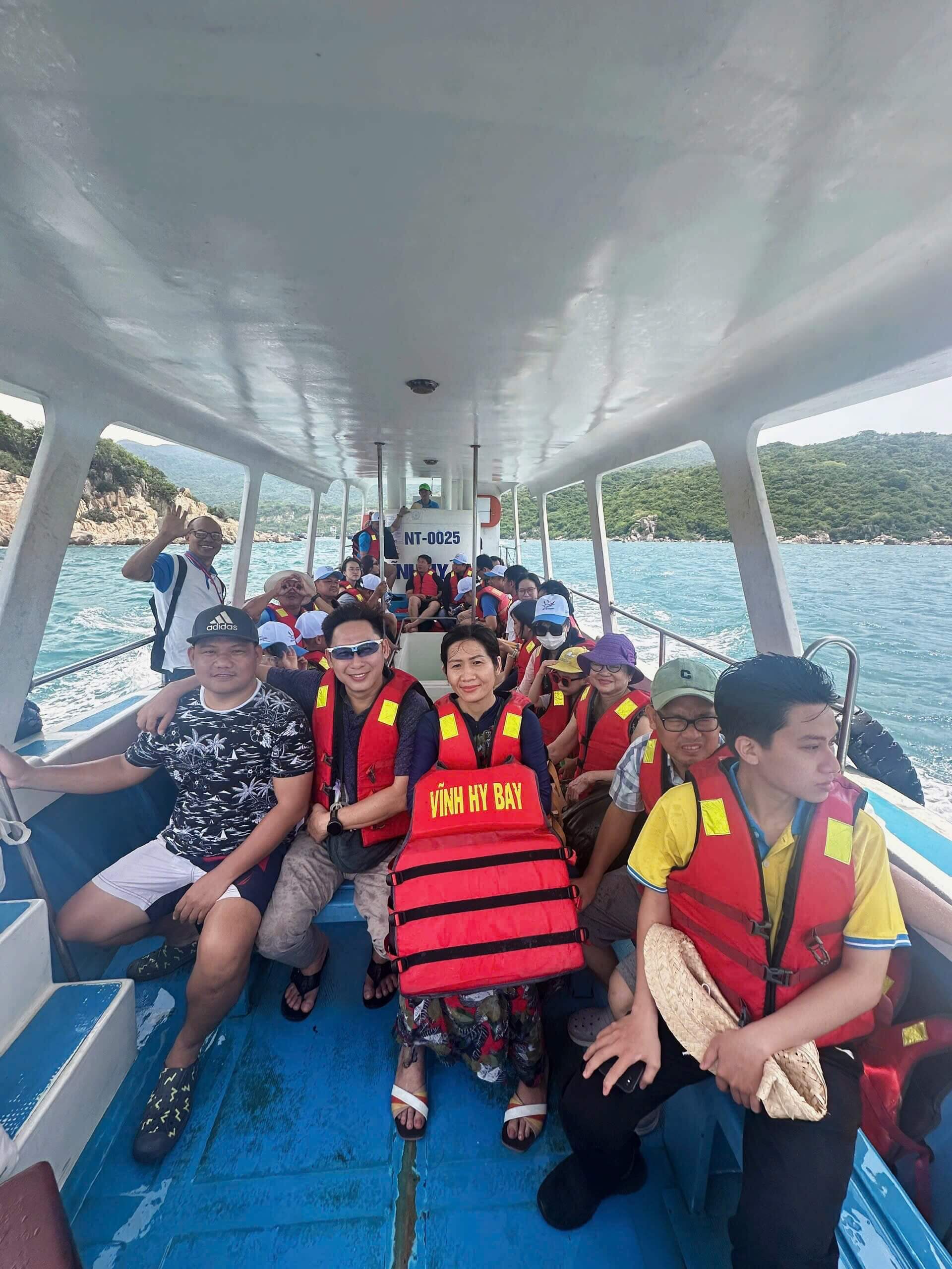 Tour Khach Doan Ninh Chu Vinh Hy 13 6 011
