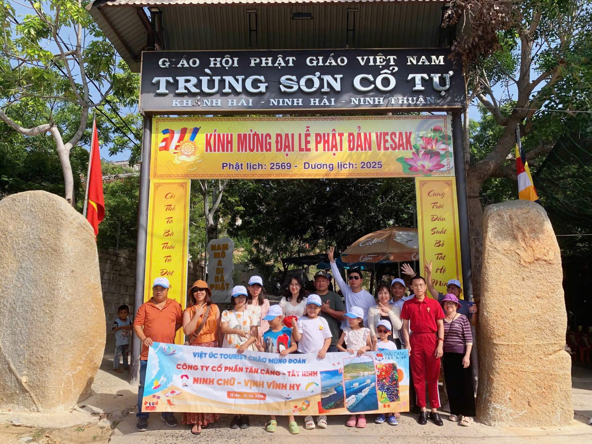 Tour Khach Doan Ninh Chu Vinh Hy 13 6 013