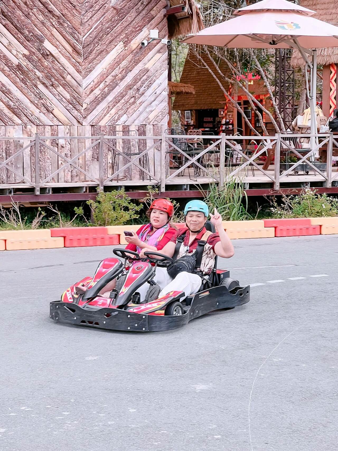 Tour Khach Doan Ta Dung Da Lat 12 03 2026 09