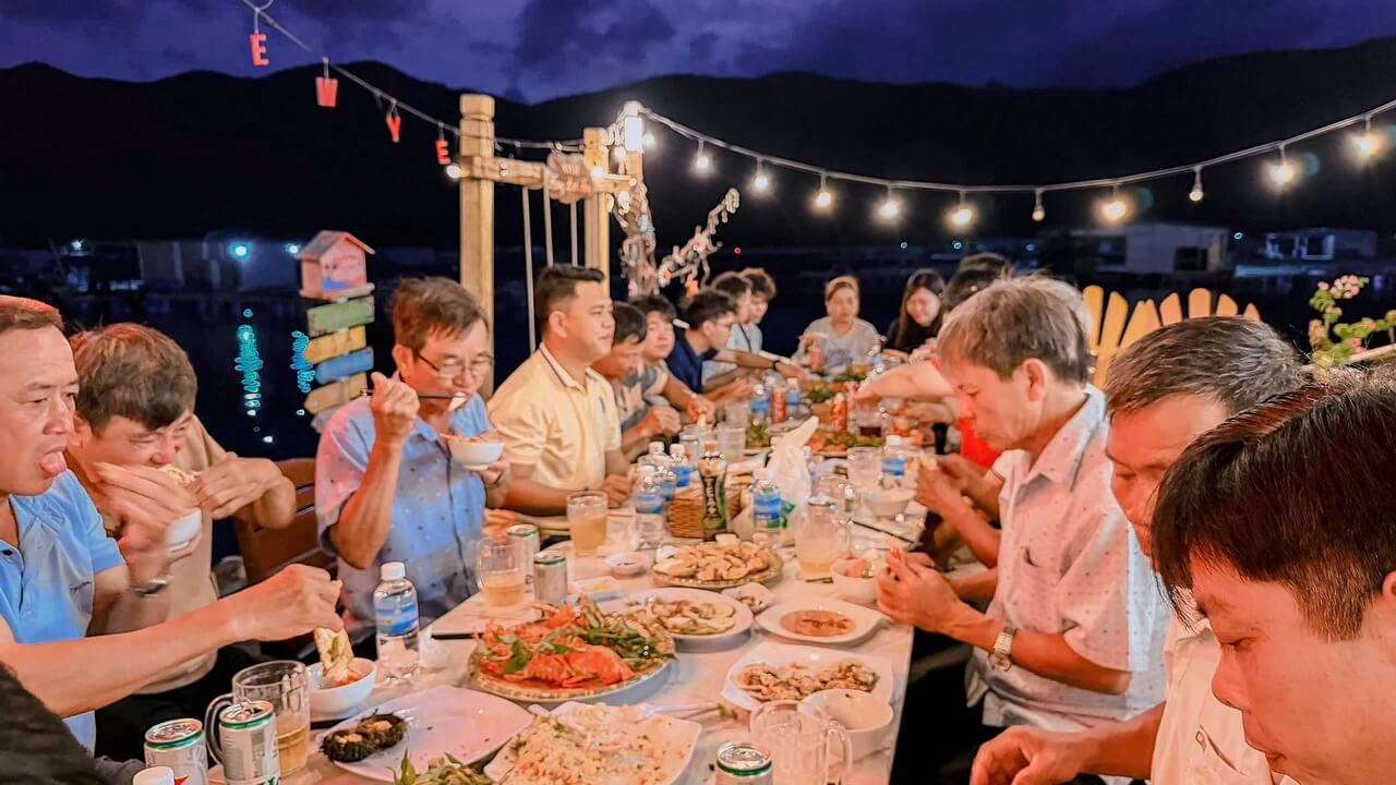Tour Khach Doan Binh Hung 18 05 2026 05