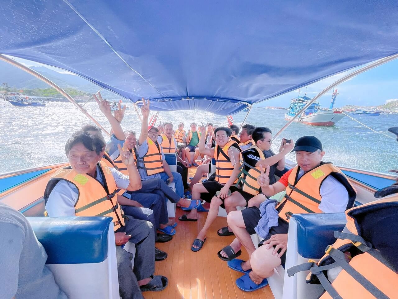 Tour Khach Doan Binh Hung 18 05 2026 08