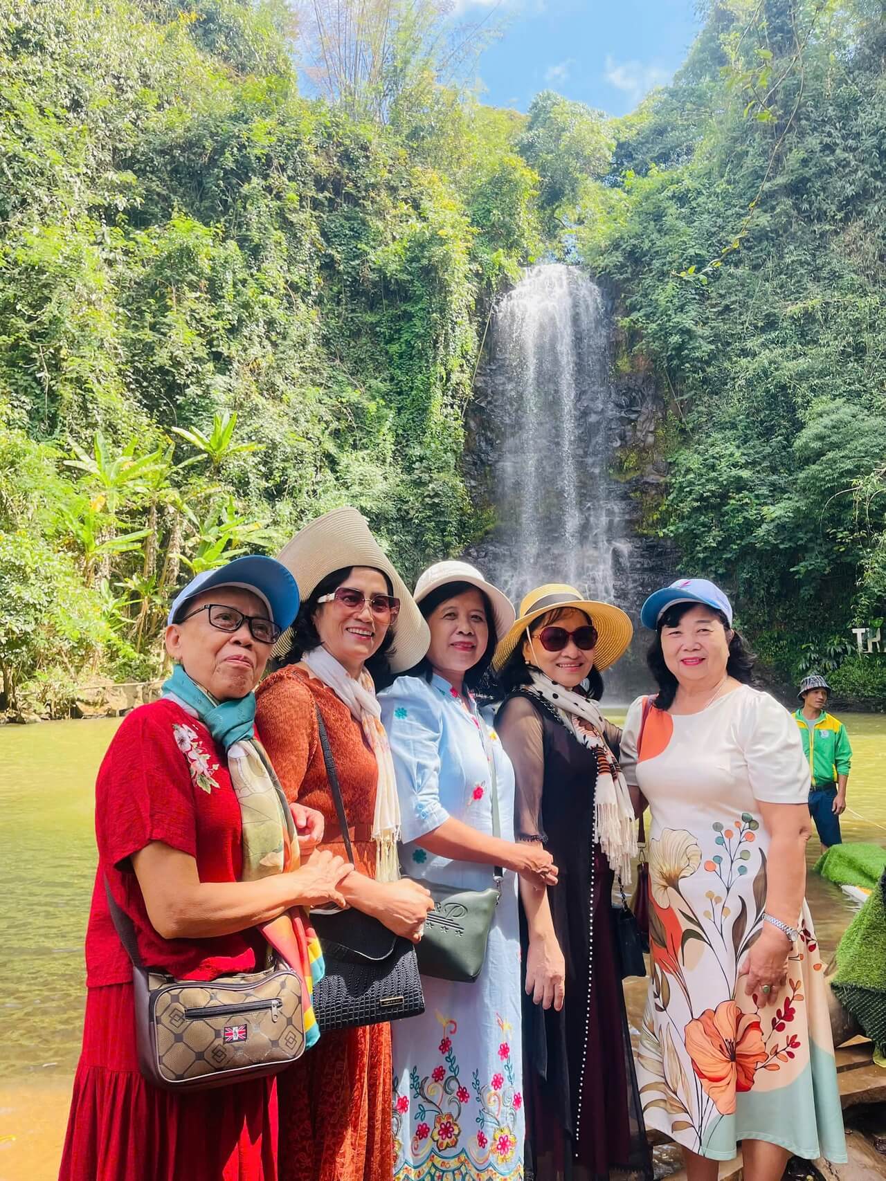 Tour Khach Doan Mang Den 19 06 2026 02