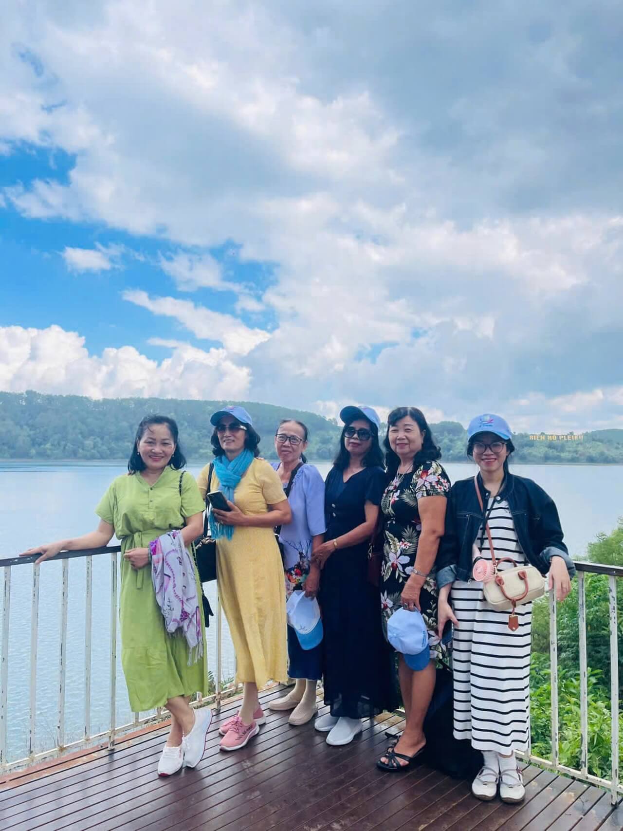 Tour Khach Doan Mang Den 19 06 2026 06