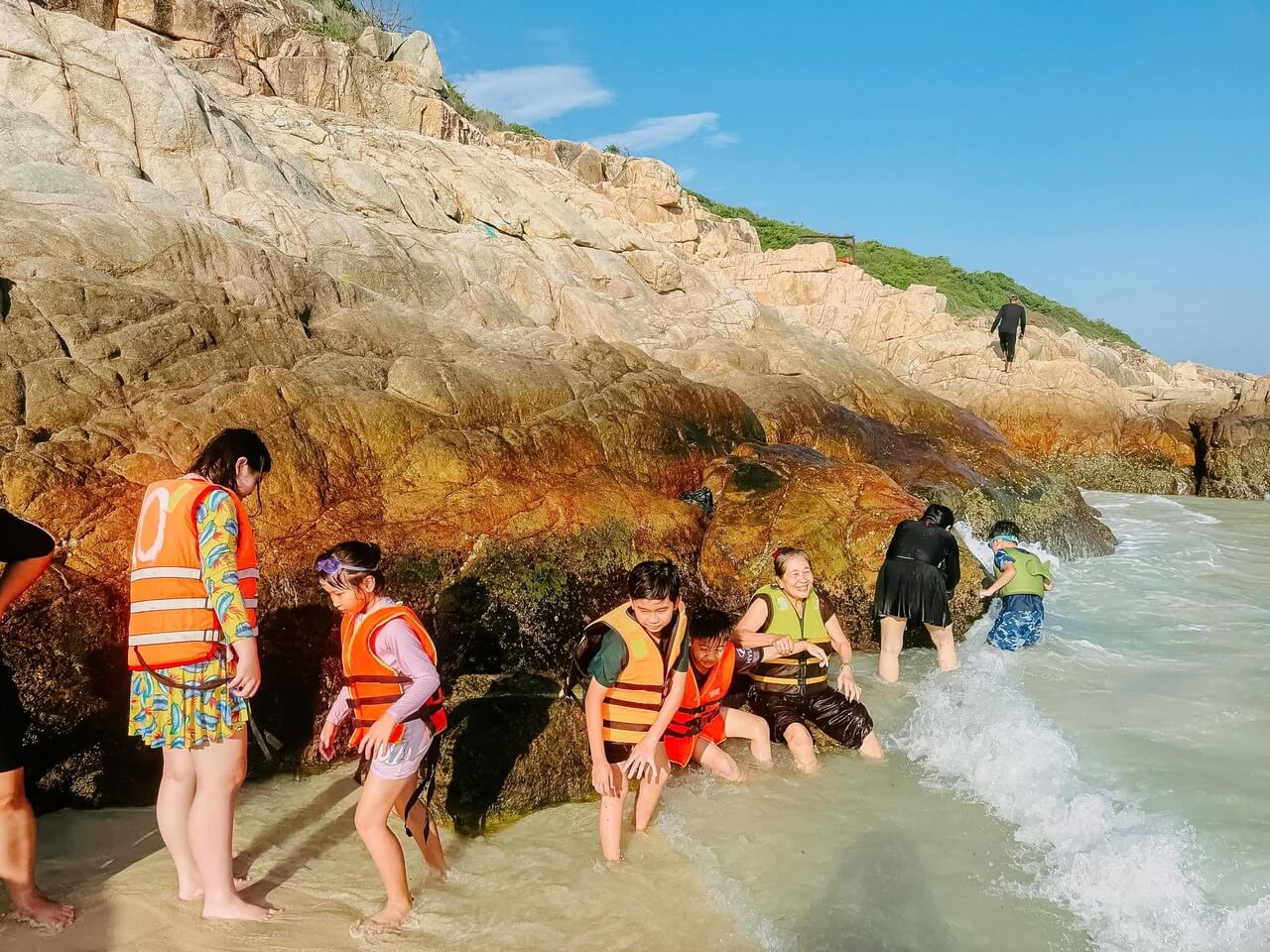 Tour Khach Doan Binh Hung 07 08 2026 19