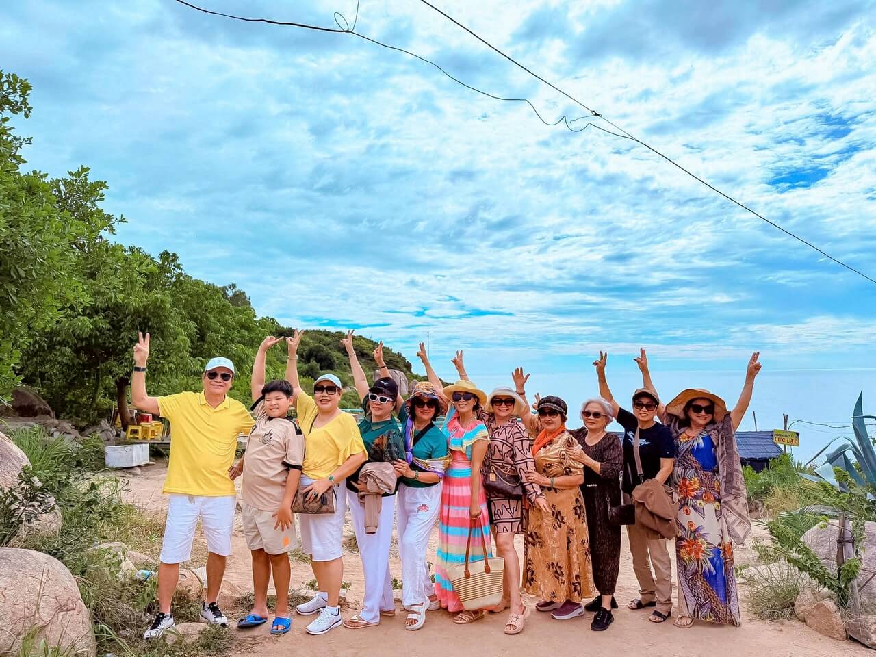 Tour Khach Doan Binh Hung 10 08 2026 07