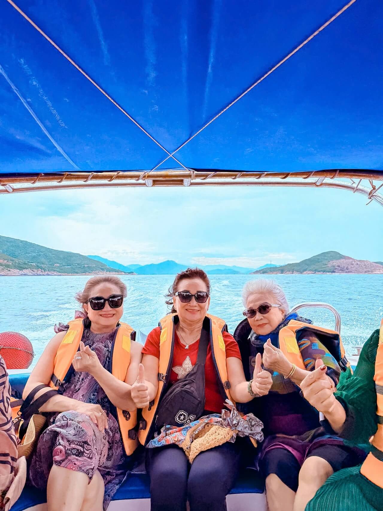 Tour Khach Doan Binh Hung 10 08 2026 16